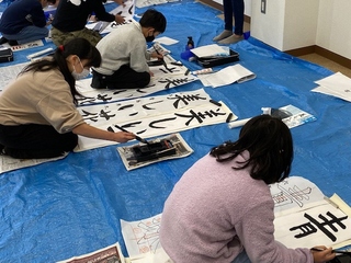 泉公民館寺子屋　書初めの様子