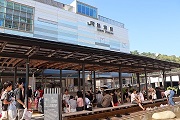 写真：駅前の足湯