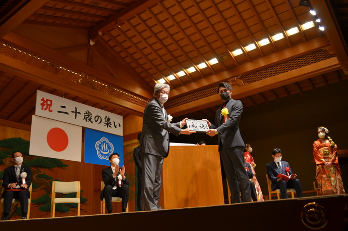 新村教育長よりプレートの贈呈