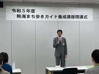 講座を修了したまち歩きガイドのみなさんと市長