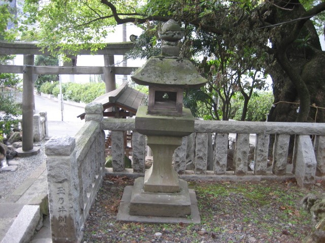 湯前神社石燈籠(参道社殿に向って左)の画像
