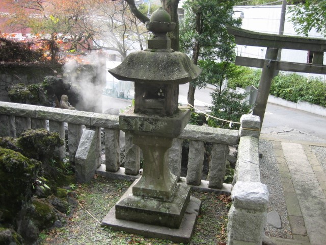 湯前神社石燈籠(参道社殿に向かって右)の画像