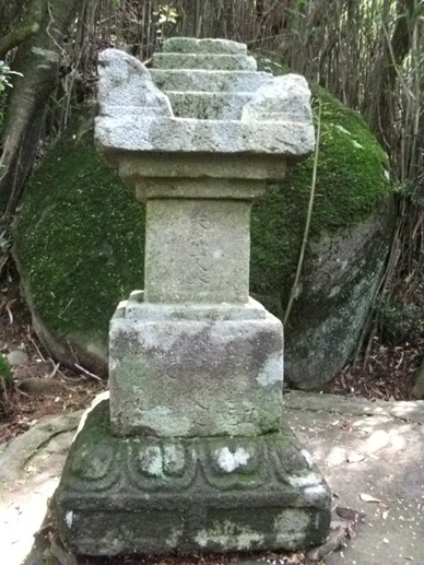 石造末代上人塔の画像