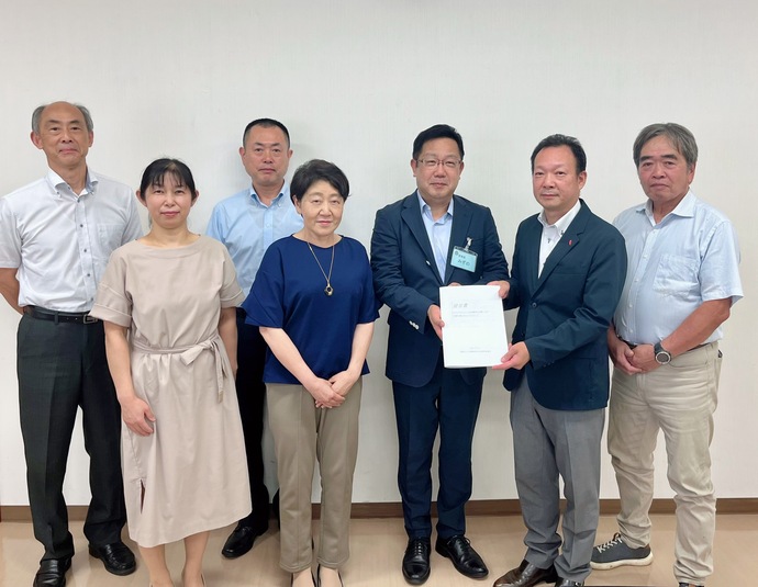 水野教育長に川﨑委員長、佐藤副委員長から提言書が提出される様子
