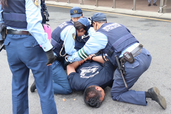 警察官による犯人確保