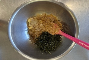 調味料を混ぜ合わせる