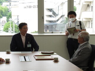 受章報告の様子