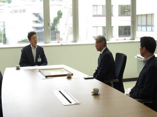 受賞報告の様子