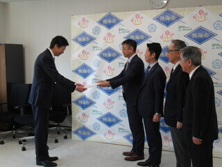 要望書受け取りの様子