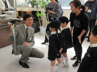 園児からのプレゼント受け取りの様子