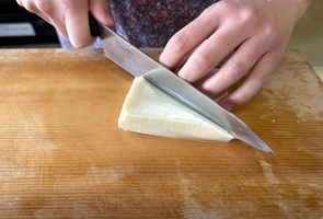 高野豆腐を切る