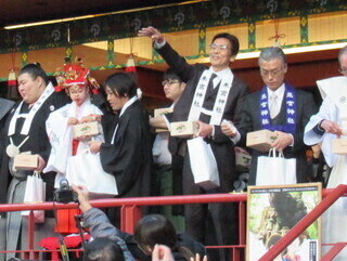 来宮神社での豆まきの様子